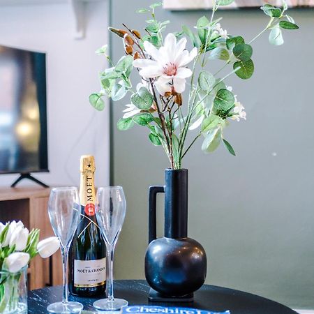 New! Stunning 2-Bed City-Centre Home In Chester By 53 Degrees Property - Ideal For Couples & Groups - Sleeps 6! Ngoại thất bức ảnh