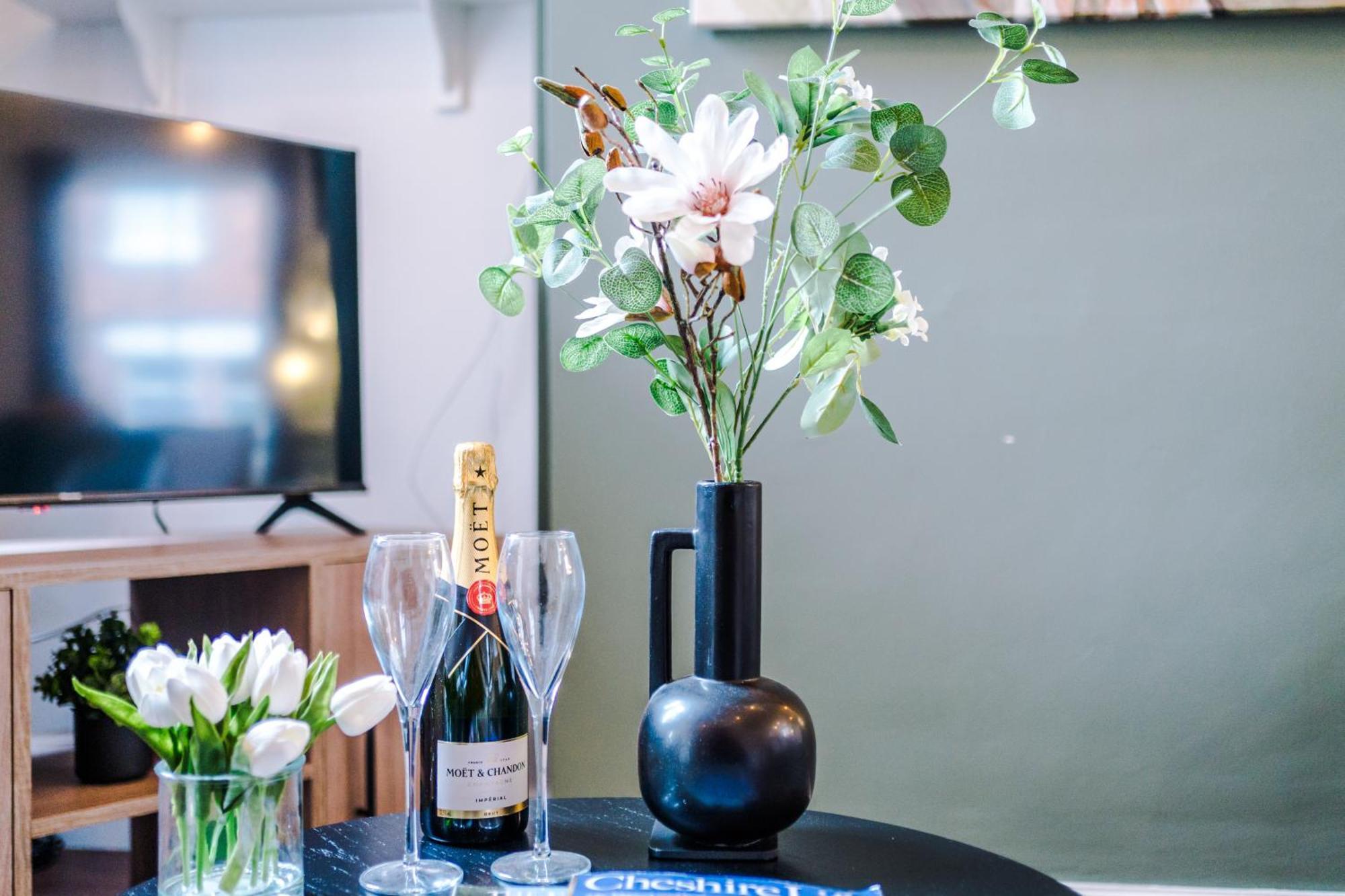 New! Stunning 2-Bed City-Centre Home In Chester By 53 Degrees Property - Ideal For Couples & Groups - Sleeps 6! Ngoại thất bức ảnh